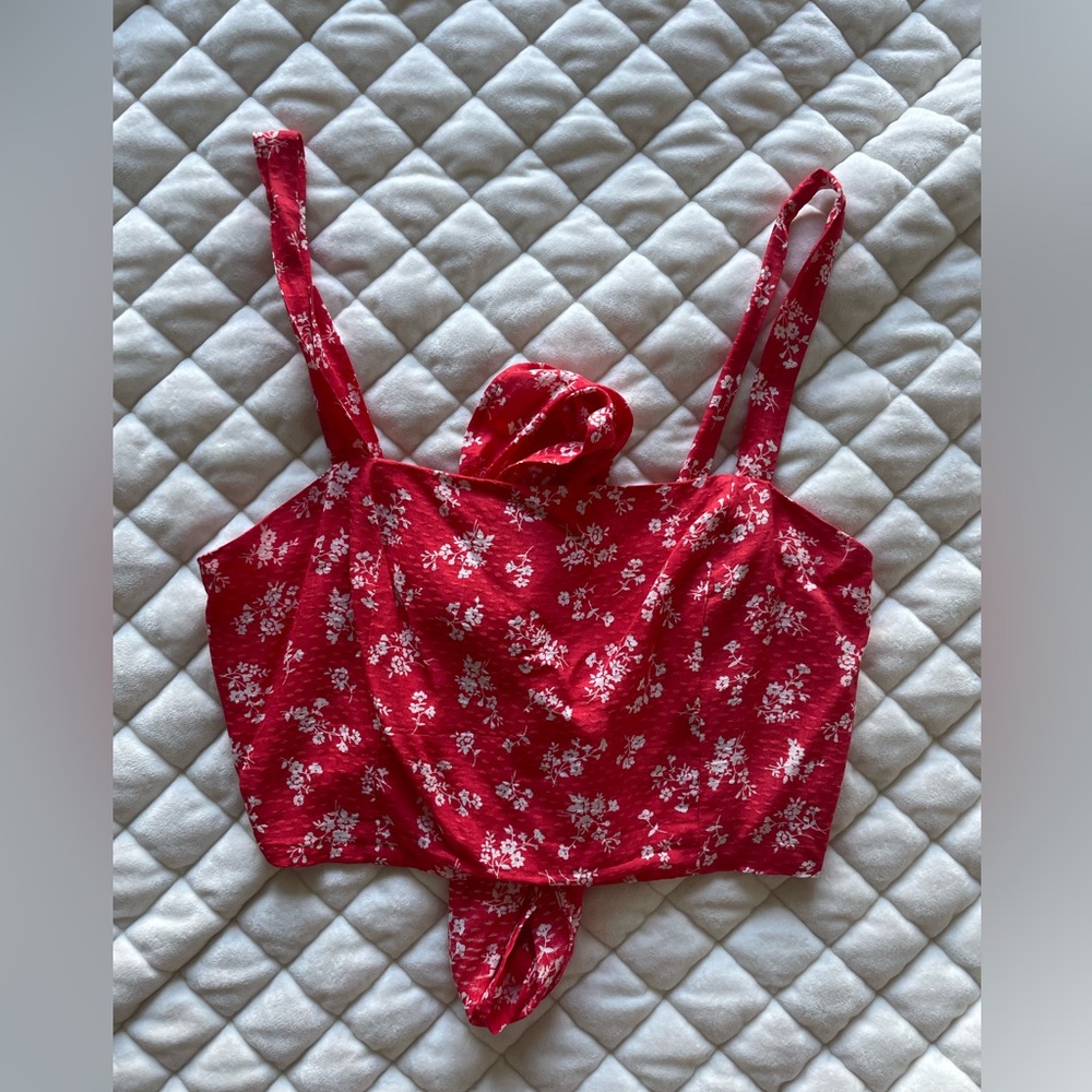 Lulu’s tie back floral crop top